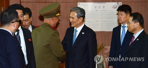 김관진-황병서 10개월여 만에 대면