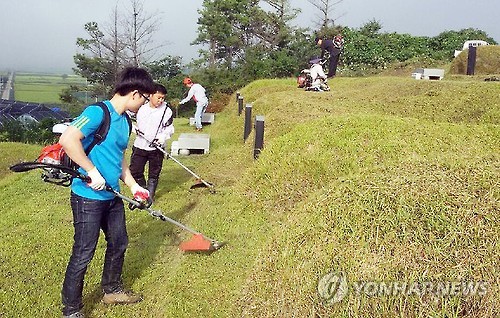 추석 앞두고 조상묘 벌초 '한창'