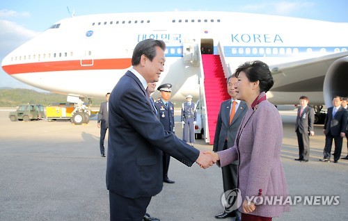 김무성 대표와 악수하는 박 대통령