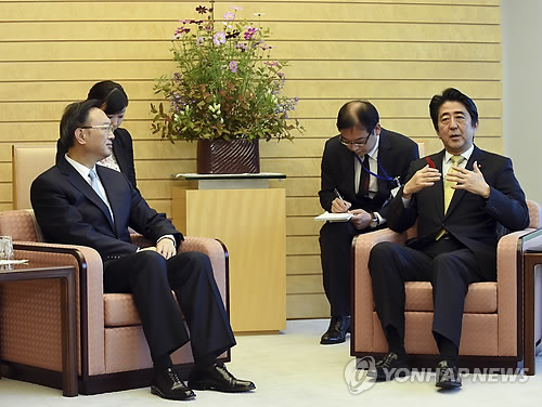 아베 日 총리-양제츠 中 국무위원 '서먹한' 회동