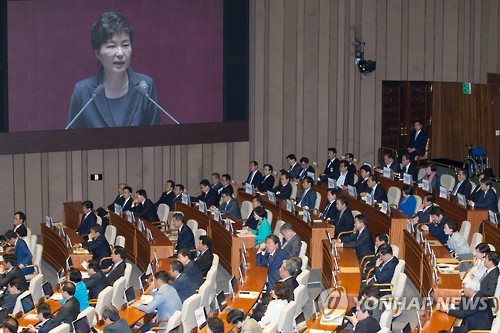 '국정교과서 반대' 붙이고 시정연설 듣는 야당