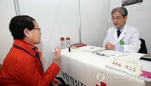 日本医療陣　在韓被爆者の健康相談実施
