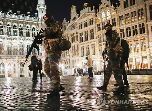 브뤼셀 시내 순찰하는 무장군인들  (브뤼셀 EPA=연합뉴스)