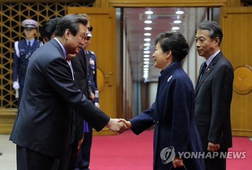 김무성 대표와 악수하는 박 대통령
