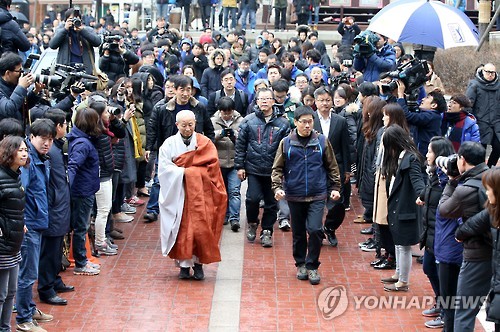 조계사 경내 걷는 한상균