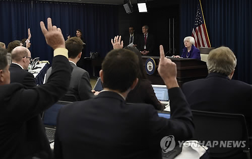 너도나도 '질문 있습니다'…금리 인상에 쏠린 관심