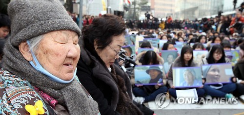 수요집회 참석한 두 할머니