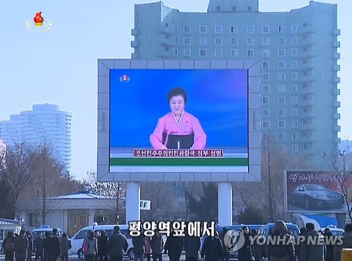 <북 '수소탄'실험> 조선중앙TV 지켜보는 북한 주민들