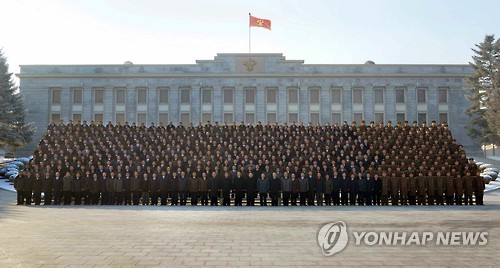 북한 김정은 '수소폭탄 실험' 관계자들과 기념사진