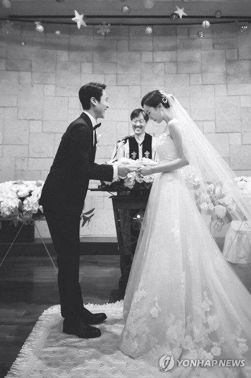 정우-김유미 교회서 소박한 결혼식