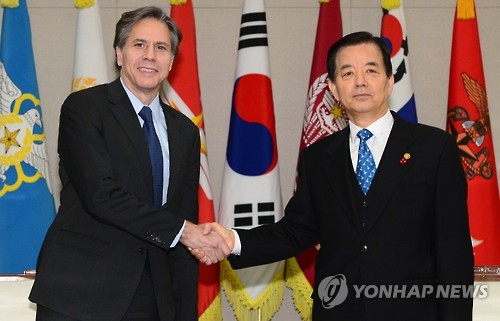 악수하는 한민구 국장장관과 토니 블링큰 미 국무부 부장관