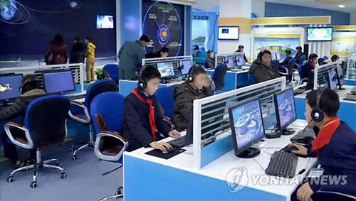 컴퓨터를 다루는 북한 청소년들