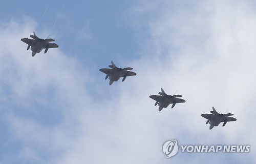 세계최강 미 전략무기 F-22 한반도 전개 '대북 군사적 압박'