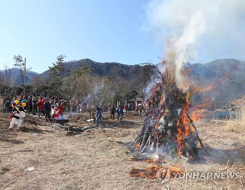 괴산 산막이옛길서 달집태우며 풍년 기원하는 주민들