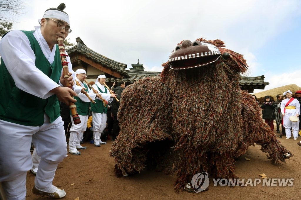 "무사태평 기원 지신밟기"[연합뉴스 자료사진]