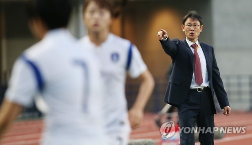 작전 지시하는 윤덕여 여자축구 대표팀 감독 [연합뉴스=자료사진]