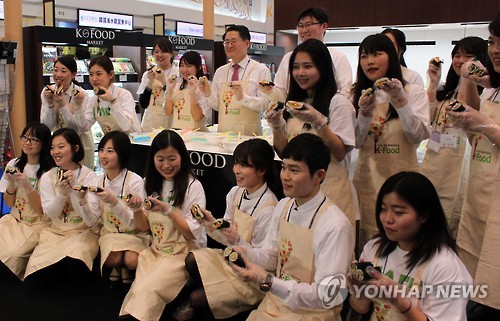 지난해 식품박람회 참석자들 한국식 김밥과 일본식 김밥 들고 '찰칵'
