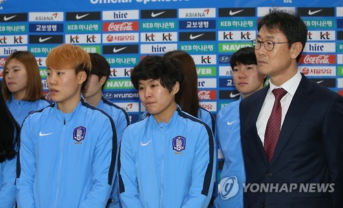 윤덕여 감독과 여자축구 대표팀 선수들 [연합뉴스 자료사진]