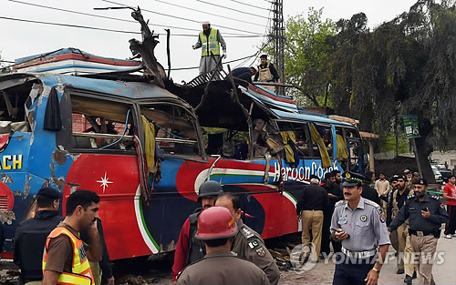 파키스탄서 공무원 출근버스에 폭탄…15명 사망