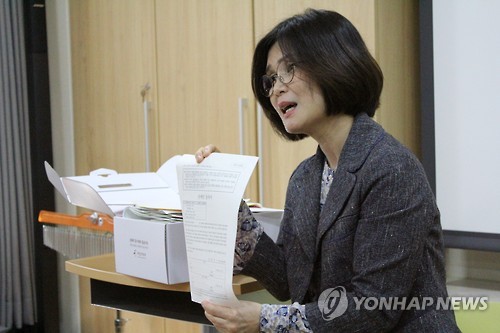 성폭력 응급키트 설명하는 서울해바라기센터 관계자