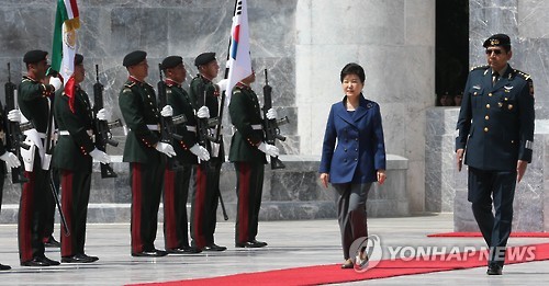 멕시코 애국영웅탑 방문