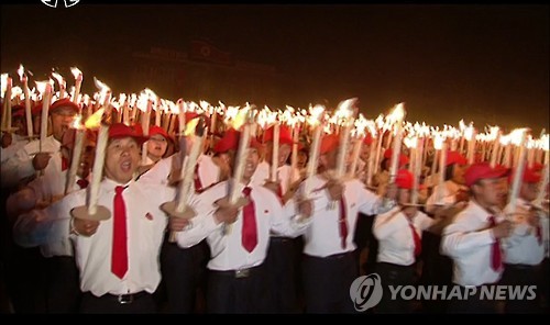 北 김일성 광장서 청년학생 횃불 행진