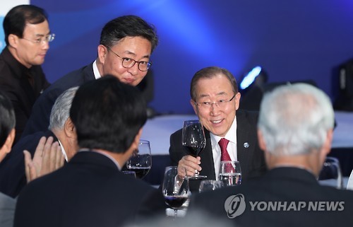 건배하는 반기문 총장과 홍용표 장관
