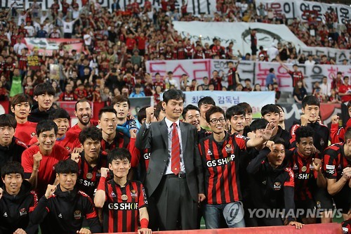 This file photo taken on June 22, 2016, shows FC Seoul head coach Choi Yong-soo (C) taking a photo with fans at Seoul World Cup Stadium in Seoul before departing for Chinese club Jiangsu Suning. (Yonhap)