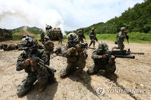 총 겨누는 연합군