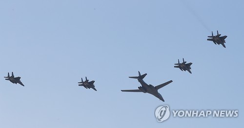 오산공군기지 상공 비행하는 B-1B