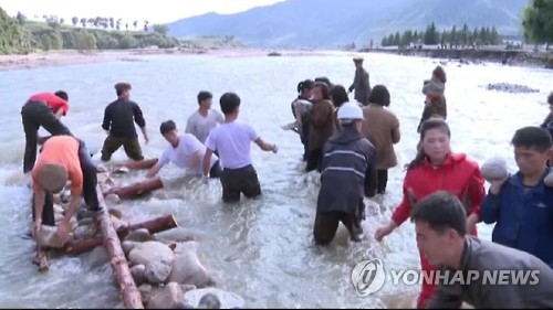 북한 주민들 홍수 피해 복구에 '구슬땀'