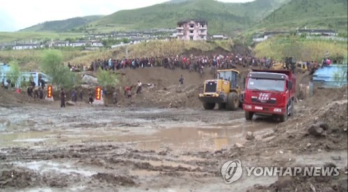 북한 주민들 홍수 피해 복구에 '구슬땀'