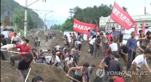 북한 주민들 홍수 피해 복구에 '구슬땀'