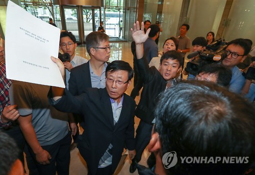 북한인권기록센터 항의 방문한 탈북단체 회원들