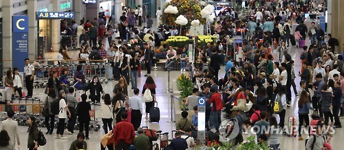 해외로 나가는 여행객으로  붐비는 인천공항 ［연합뉴스 자료사진］