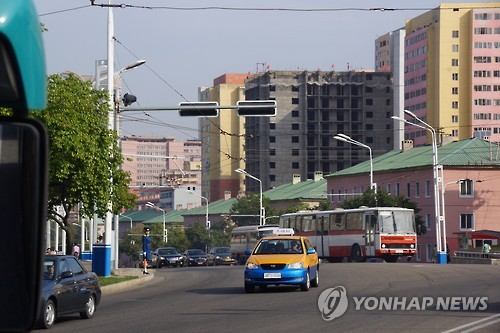 도로를 한가로이 운행하는 평양 택시