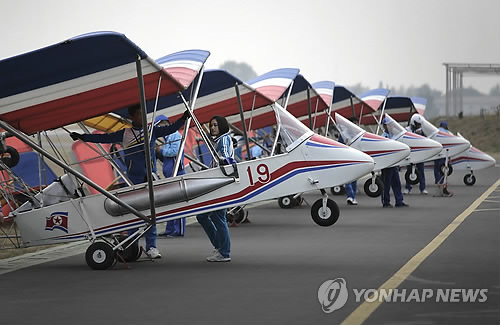 손님 기다리는 평양 관광 경비행기들