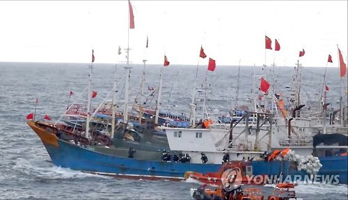 떼 지어 해경 검문검색 거부하는 중국 어선들