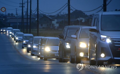日 후쿠시마 강진에 대피하는 차량 행렬