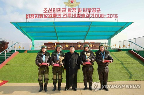 北김정은, 리설주와 공군 지휘관 전투비행술 경기대회 참관