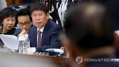 김기춘 노려보는 야당의원들
