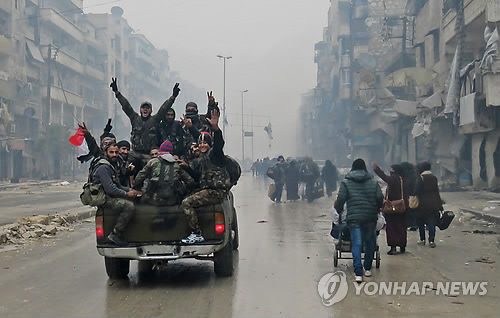 피란행렬 속에 알레포 반군지역 진주한 친정부군