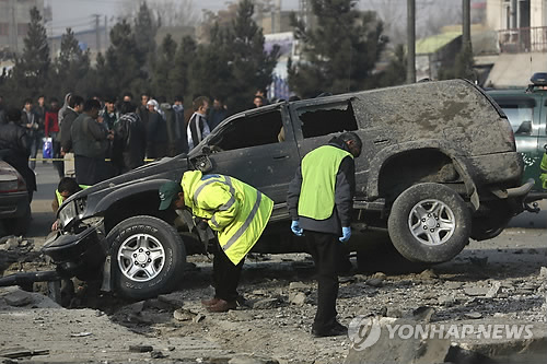 폭탄 공격 현장 감식하는 아프간 보안군
