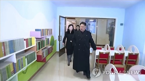 북한 김정은, 또 절뚝이며 걷는 모습 포착