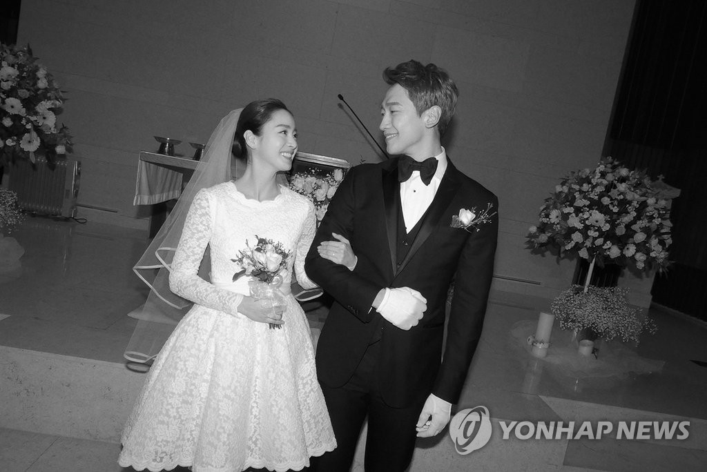 1월 결혼한 김태희와 비(오른쪽)