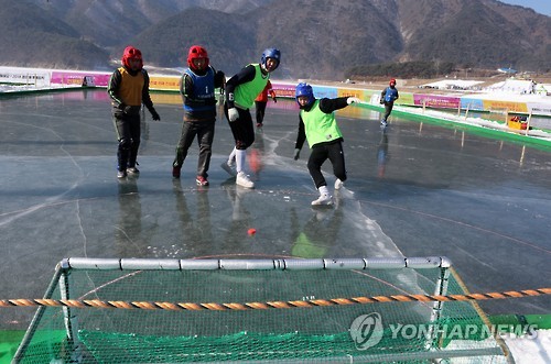 슛∼골인 인제빙어축제 기간 전국 얼음축구대회 개최