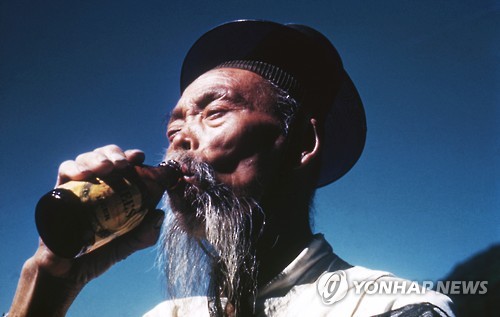 맥주 병나발 부는 선비