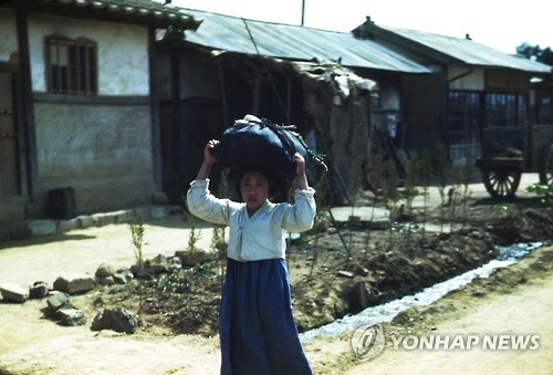 무명저고리 소녀의 무거운 짐