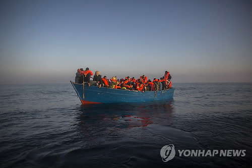 구조 손길 기다리는 리비아 해안 난민들