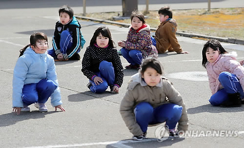 '北미사일' 대피훈련하는 日 어린이들